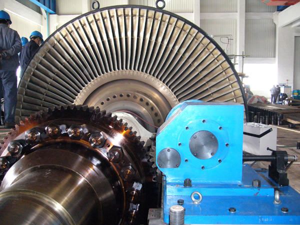 Electric maintenance turning gear for steam turbine (upper meshing type）